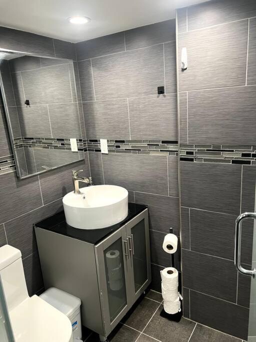 Modern & Cozy Basement Near Jfk Airport Apartment *